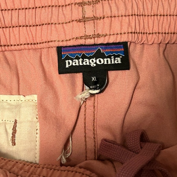 Patagonia Funhogger Shorts - XL “Sunfade Pink” - Picture 3 of 3